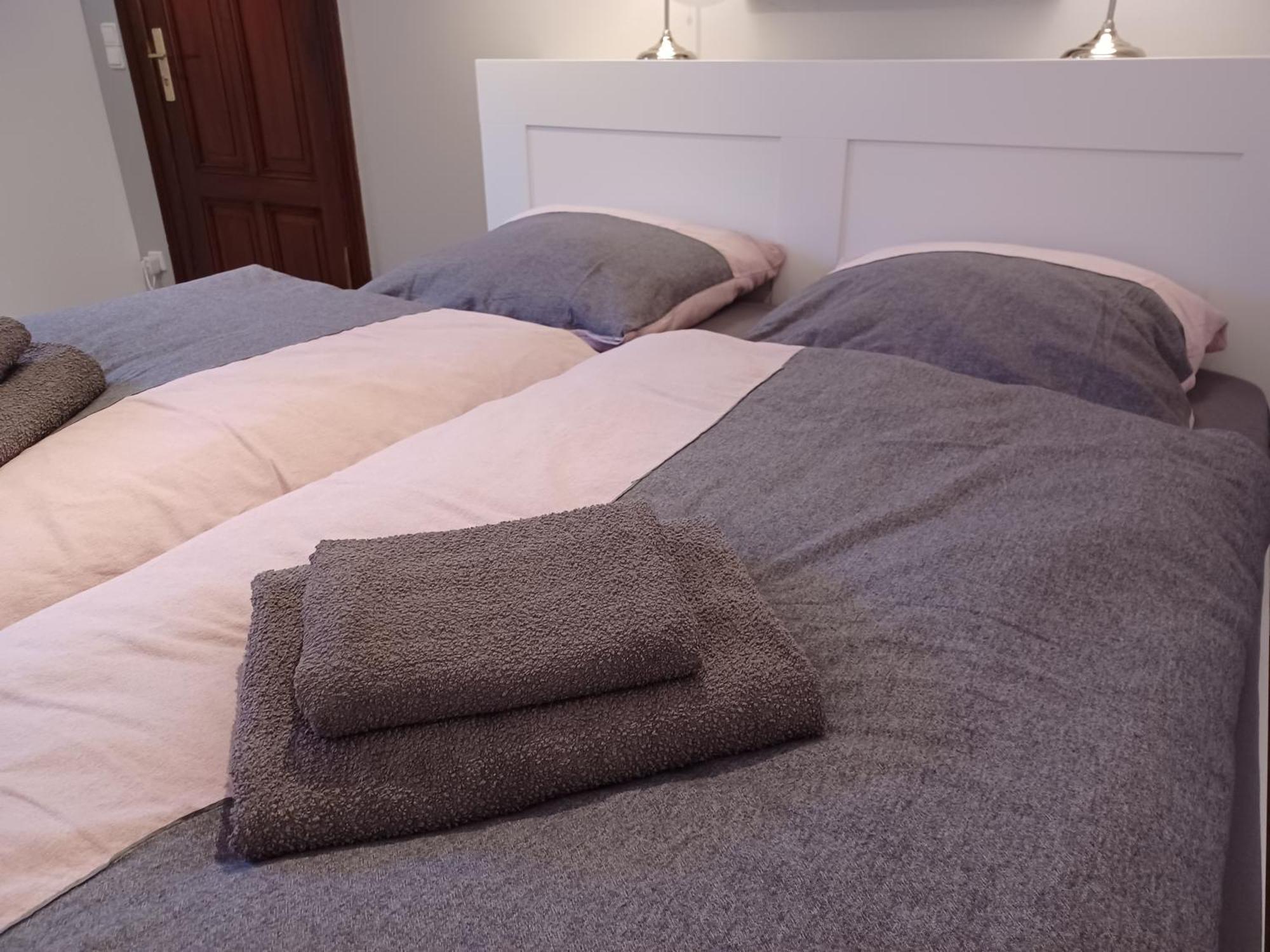 Kleine Galerie Apartment Fuer 3 Mit Kueche Kamin Netflix Parken Und Hofladen Steinhofel Exterior photo
